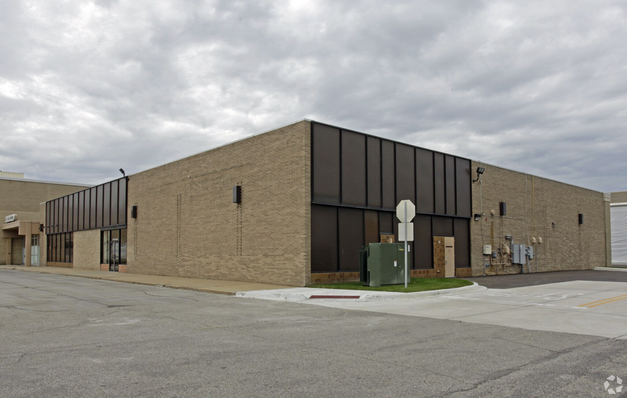 29504 7 Mile Rd, Livonia, MI à louer Photo principale- Image 1 de 4