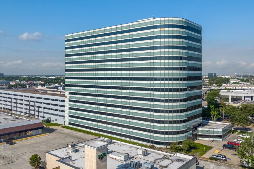 400 N Sam Houston Pky E, Houston, TX à louer - Photo du bâtiment - Image 2 de 26