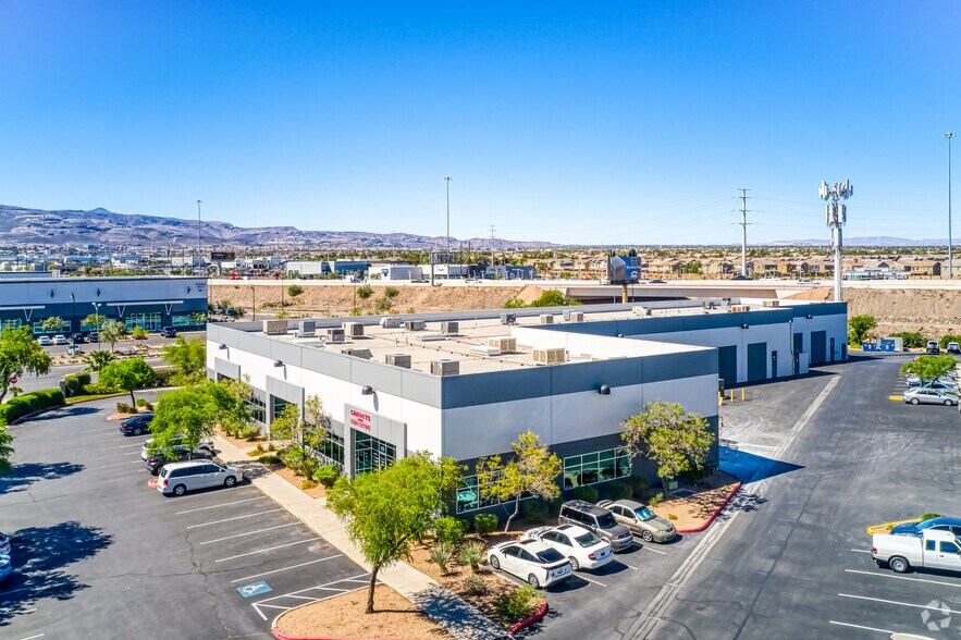950 W Warm Springs Rd, Henderson, NV à louer - Photo du bâtiment - Image 3 de 11