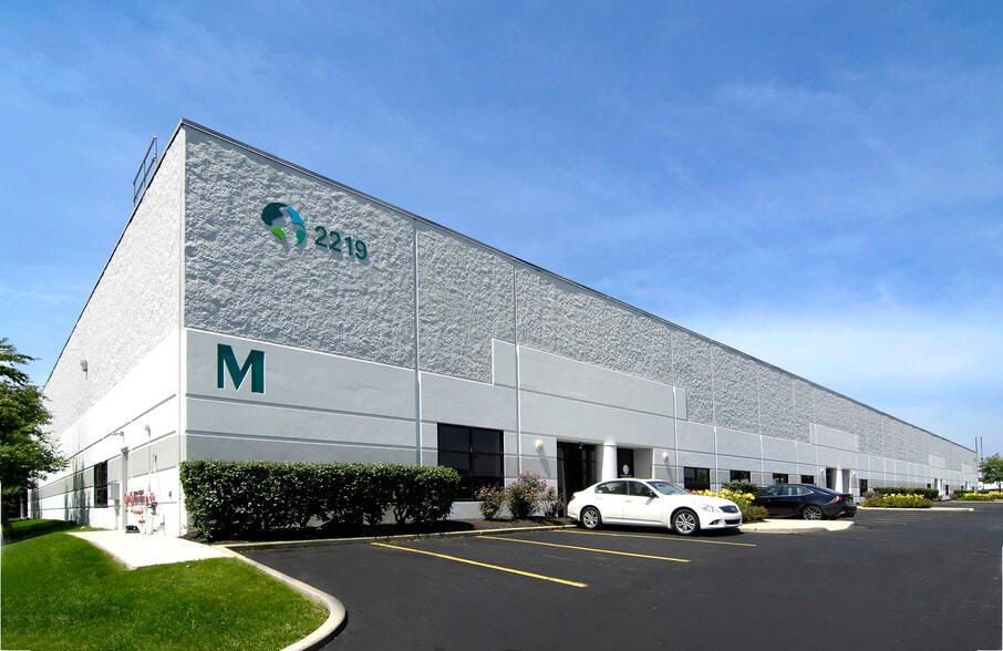 2219-2235 Westbrooke Dr, Columbus, OH for lease - Building Photo - Image 1 of 2