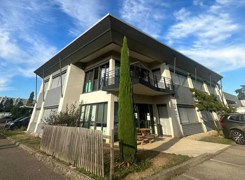 Flex dans Saint-Priest à louer - Photo du bâtiment - Image 1 de 19