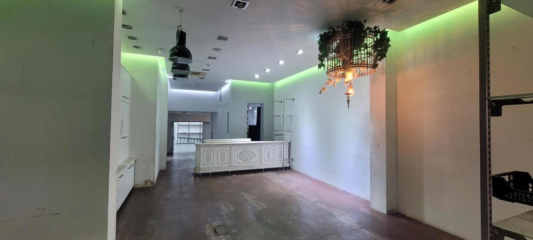 Barcelona, BAR 08015 - Unit 1 - - Interior Photo - Image 2 of 15