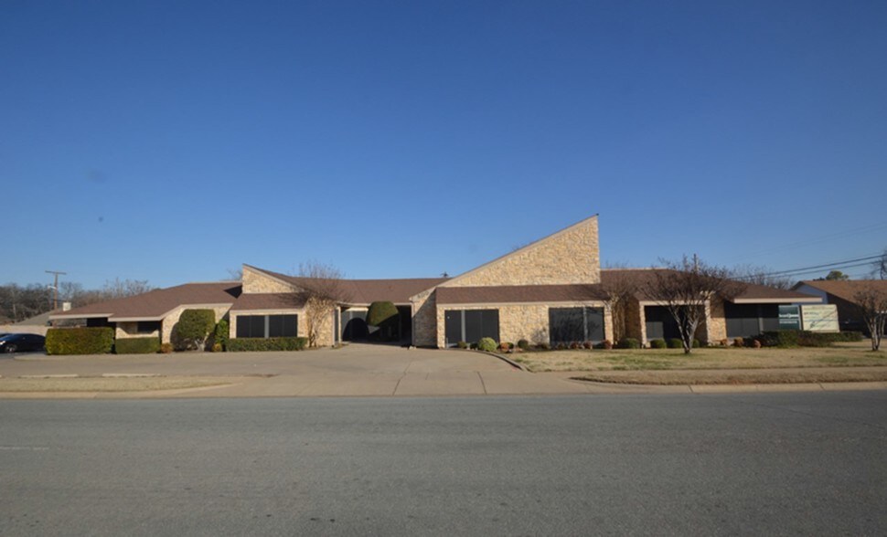 800 Forest Oaks Ln, Hurst, TX à louer - Photo du bâtiment - Image 1 de 2
