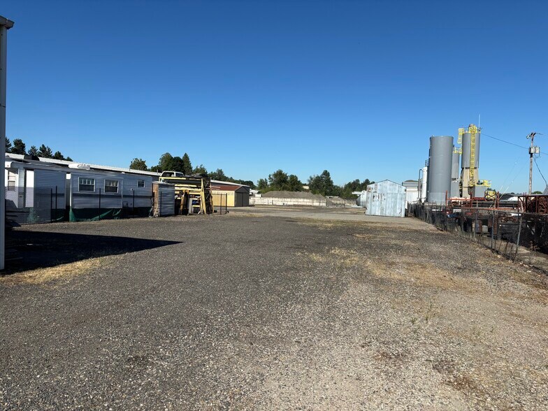 885 NW Dunbar Ave, Troutdale, OR à louer - Photo du bâtiment - Image 3 de 5