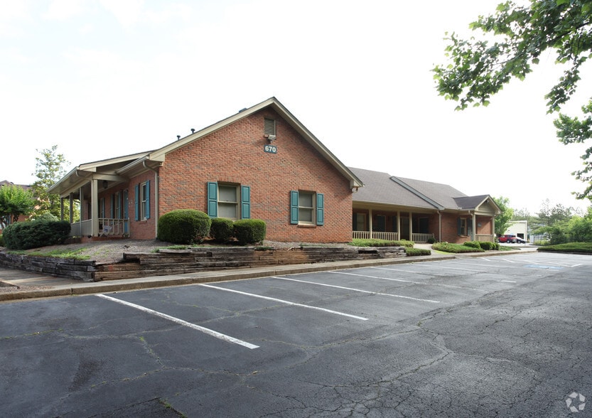 670 Hillcrest Rd, Lilburn, GA for lease - Primary Photo - Image 1 of 5