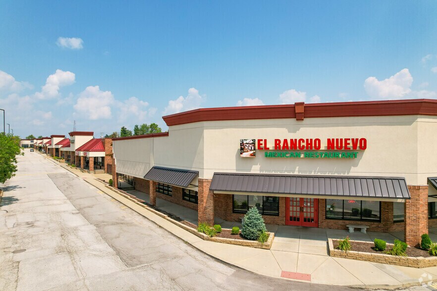 1552-1652 Country Club Plaza Dr, Saint Charles, MO for lease - Building Photo - Image 2 of 10