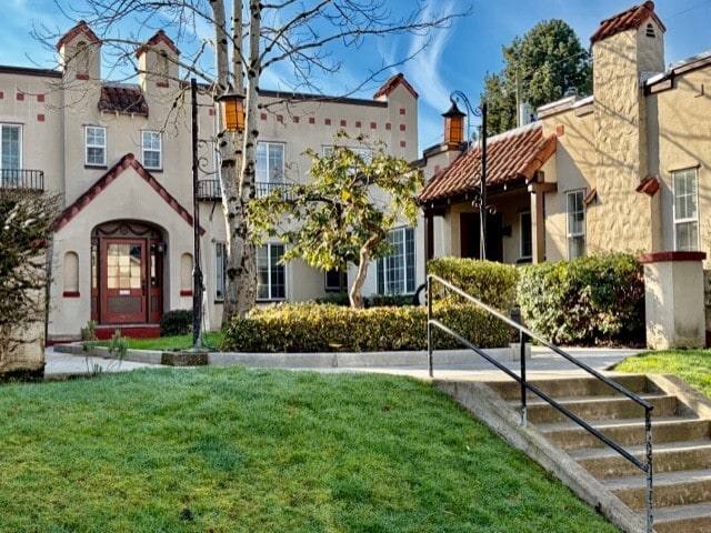 2010 SE Sherman St, Portland, OR à vendre Photo principale- Image 1 de 3