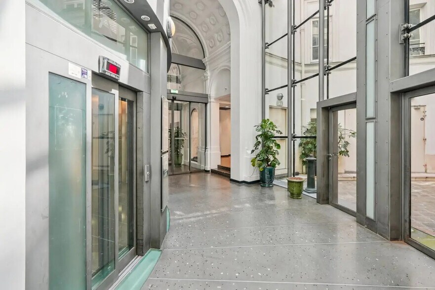 1 Boulevard De La Madeleine, Paris à louer - Photo du bâtiment - Image 3 de 12