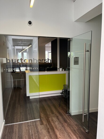 130 Miracle Mile, Coral Gables, FL à louer - Photo du bâtiment - Image 3 de 24