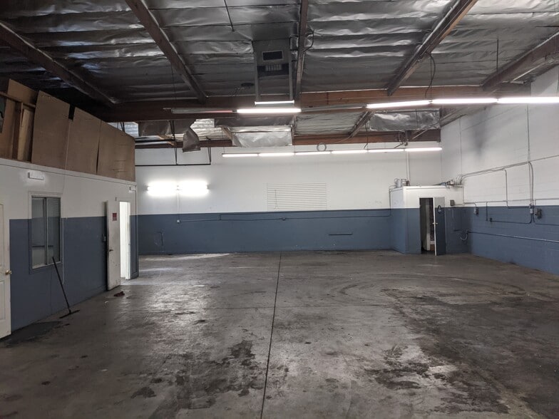 10861-10867 Penrose St, Sun Valley, CA for lease - Building Photo - Image 3 of 10