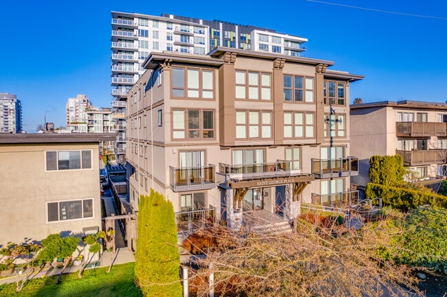 Plus de détails pour 1629 Saint Georges Ave, North Vancouver, BC - Multi-résidentiel à vendre