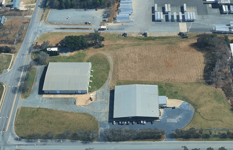 ±46,000 SF of buildings on 7.98 acres portfolio of 2 properties for sale on LoopNet.ca - Building Photo - Image 1 of 15