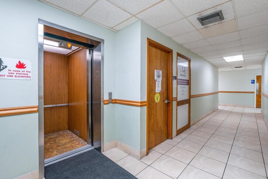 7480 Fairway Dr, Miami Lakes, FL à louer - Photo du bâtiment - Image 2 de 23