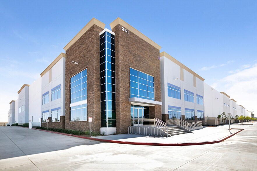 251 E Rider St, Perris, CA à louer - Photo du bâtiment - Image 2 de 12