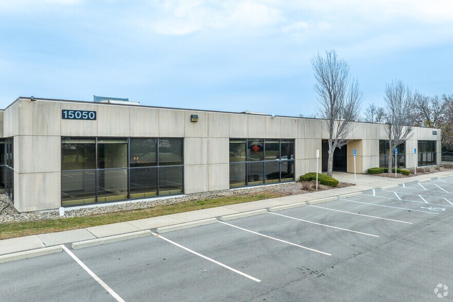 15050 N Commerce Dr, Dearborn, MI à louer - Photo du bâtiment - Image 2 de 17