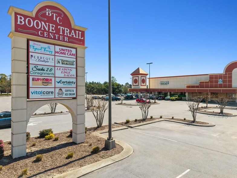 Boone Trail Center portefeuille de 3 propriétés à vendre sur LoopNet.ca - Photo du bâtiment - Image 2 de 4