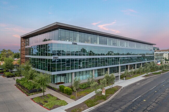 Plus de détails pour 2801 E Camelback Rd, Phoenix, AZ - Bureau à louer