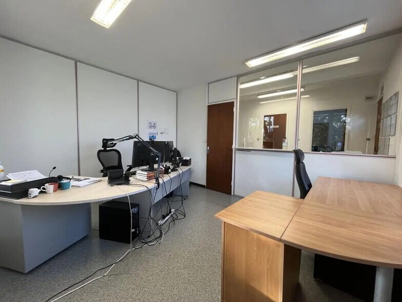 Office in Aubagne for lease - Interior Photo - Image 3 of 6