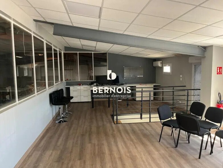 Office in Brignoles for lease - Interior Photo - Image 2 of 6