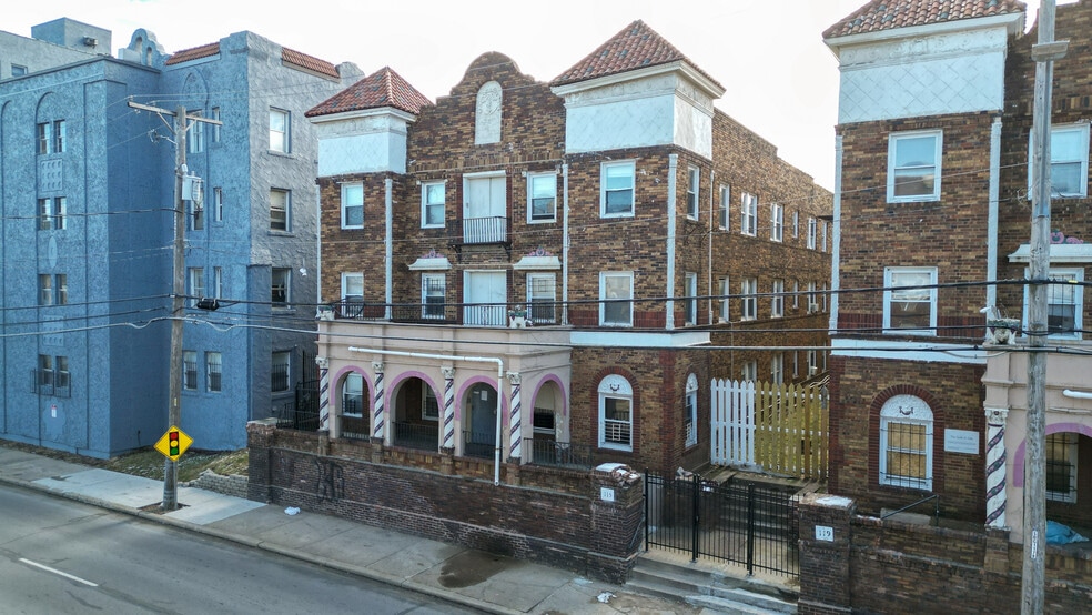 Flats on 39th portfolio of 2 properties for sale on LoopNet.ca - Building Photo - Image 1 of 37