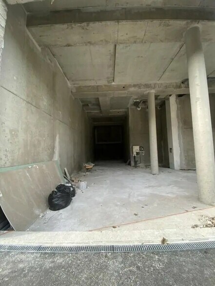 Retail in Savigny-le-Temple for lease - Building Photo - Image 3 of 12