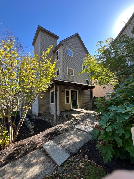 102 Kent Pl, Newmarket, NH for lease - Building Photo - Image 2 of 17