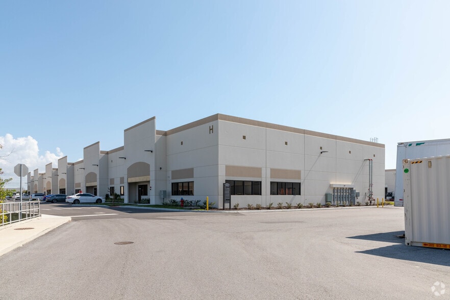 4428-4450 Eagle Falls Pl, Tampa, FL à louer - Photo du bâtiment - Image 2 de 18