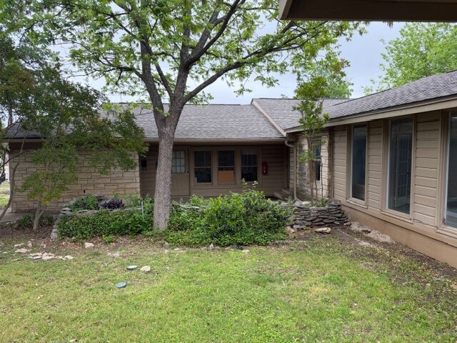 13170 Pond Springs Rd, Austin, TX à louer - Photo du bâtiment - Image 3 de 25