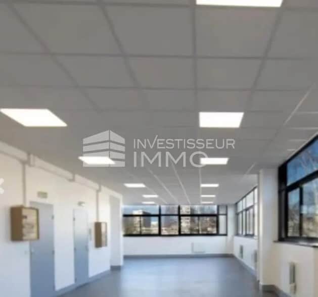 Office in Saint-Denis for lease - Interior Photo - Image 2 of 4