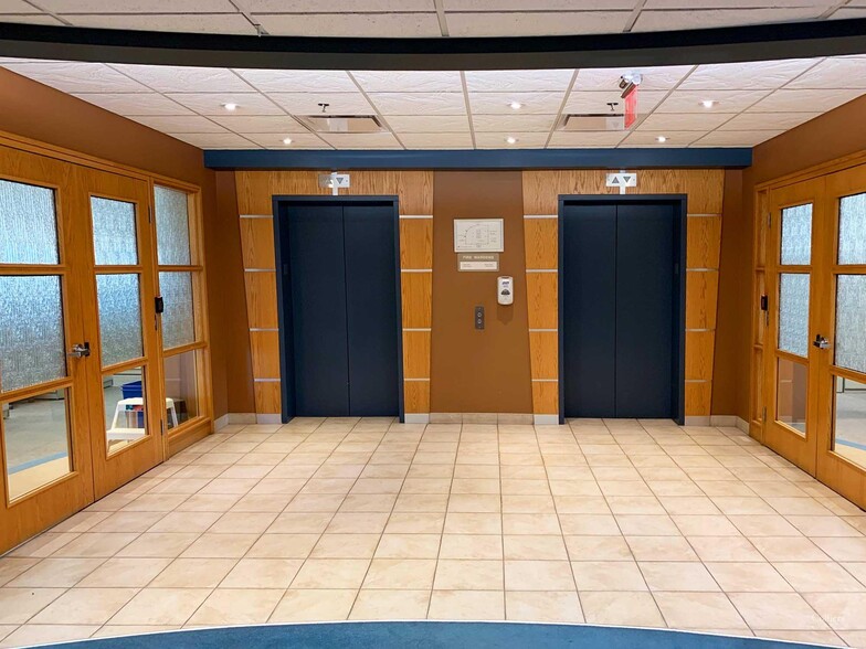 2055 Albert St, Regina, SK à louer - Hall d’entrée - Image 3 de 6