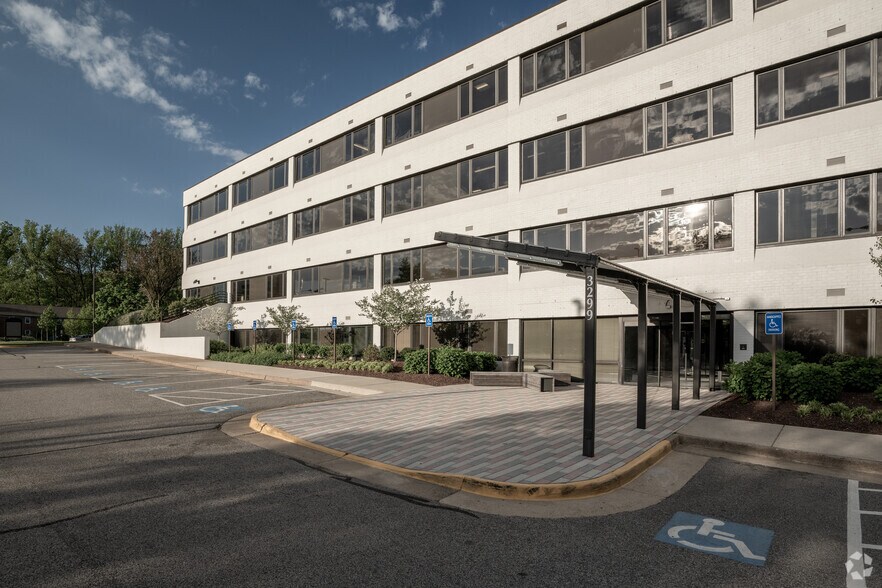 3299 Woodburn Rd, Annandale, VA à louer - Photo du bâtiment - Image 2 de 10