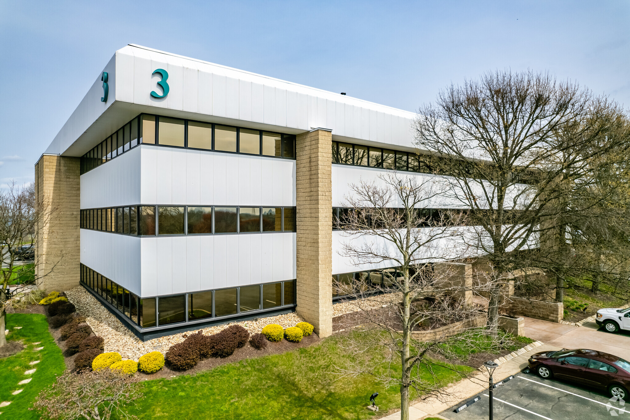 601 Holiday Dr, Pittsburgh, PA for lease Building Photo- Image 1 of 15