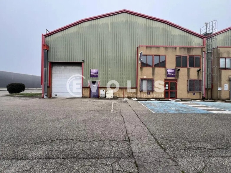 Office in Vénissieux for lease - Building Photo - Image 1 of 9