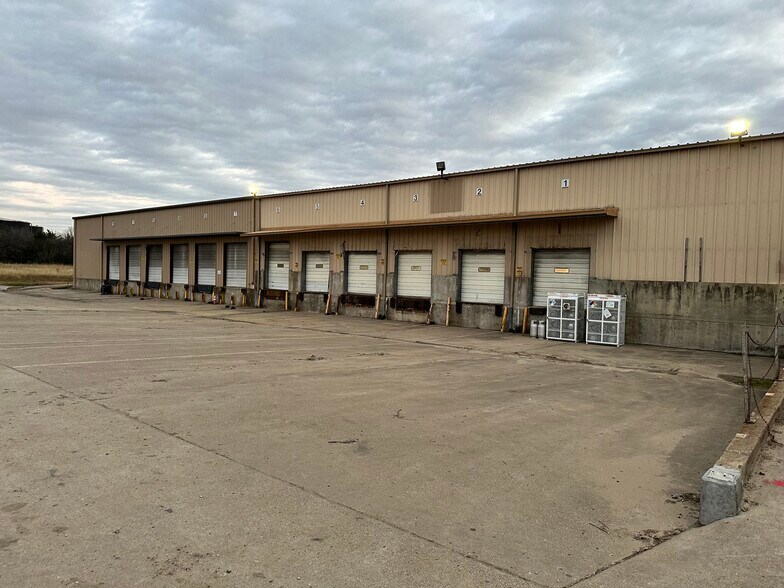 2801 N Old Us Hwy 75, Ennis, TX à louer - Photo du bâtiment - Image 1 de 5