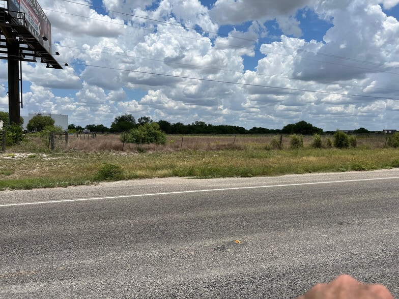 3262 IH 37 Access, Three Rivers, TX à louer - Photo du bâtiment - Image 2 de 3