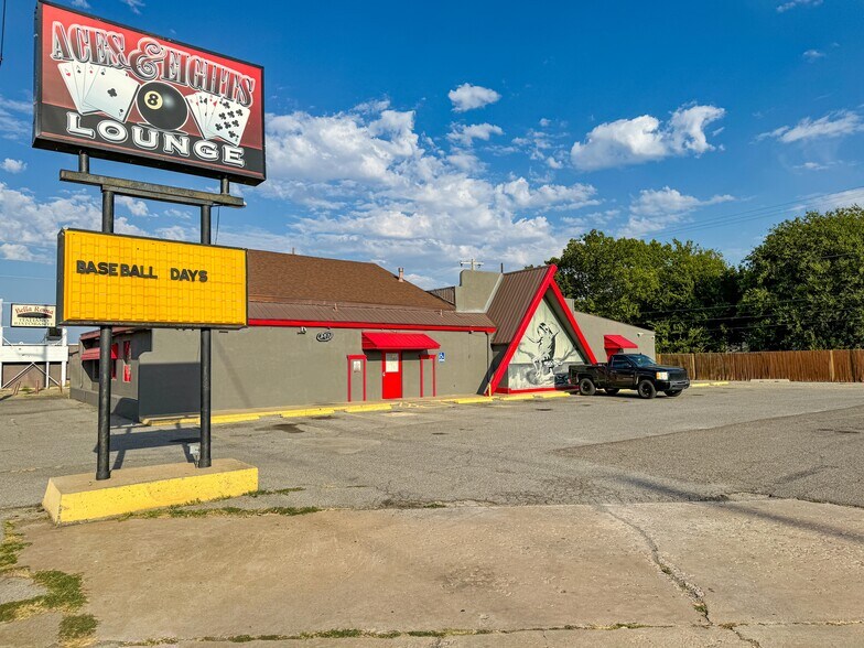 1825 NW Cache Rd, Lawton, OK à vendre - Photo du bâtiment - Image 2 de 4