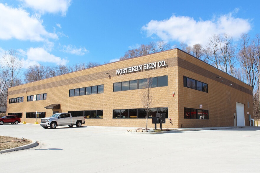 2181 E Walton Blvd, Auburn Hills, MI à louer - Photo du bâtiment - Image 2 de 2