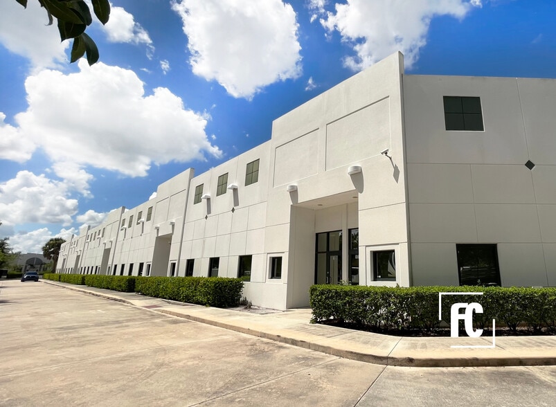 574 NW Mercantile Pl, Port Saint Lucie, FL à louer - Photo du bâtiment - Image 3 de 8