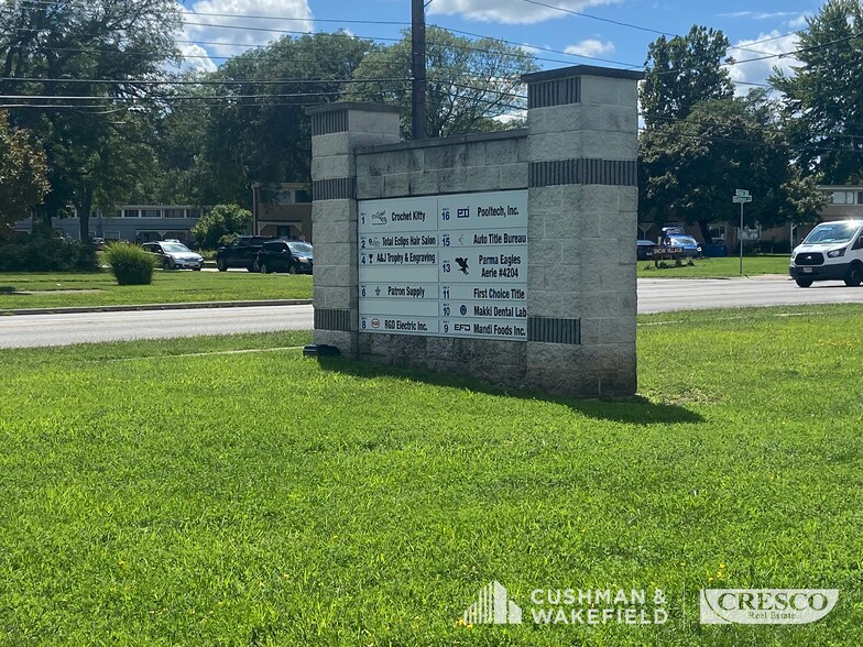 12100 Snow Rd, Parma, OH à vendre - Photo du bâtiment - Image 2 de 4