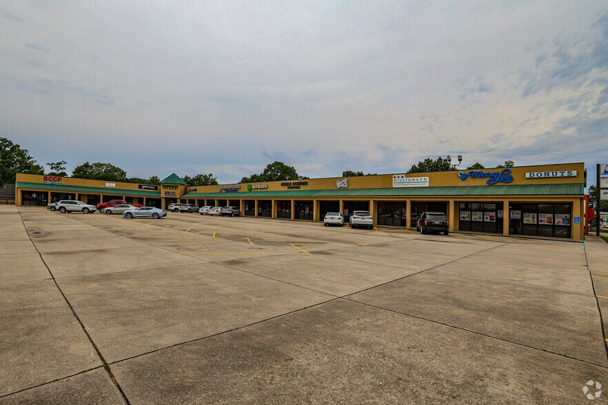 625 S Burnside Ave, Gonzales, LA for lease - Primary Photo - Image 1 of 1
