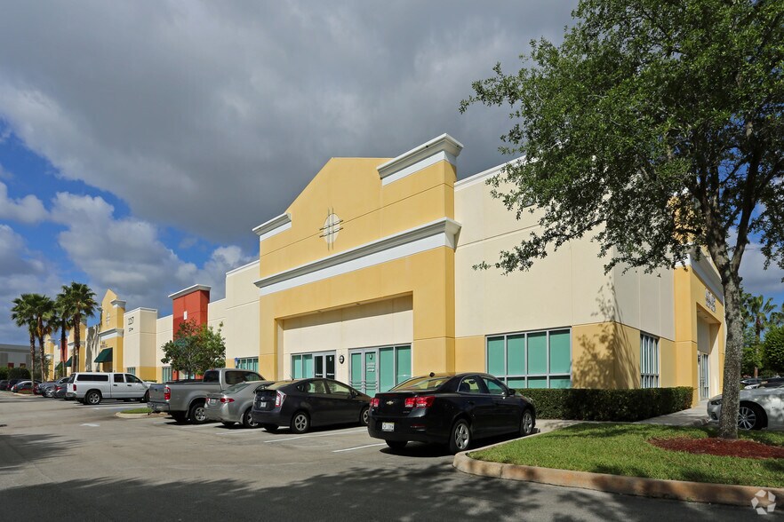 2253 Vista Pky, West Palm Beach, FL à louer - Photo du bâtiment - Image 3 de 42