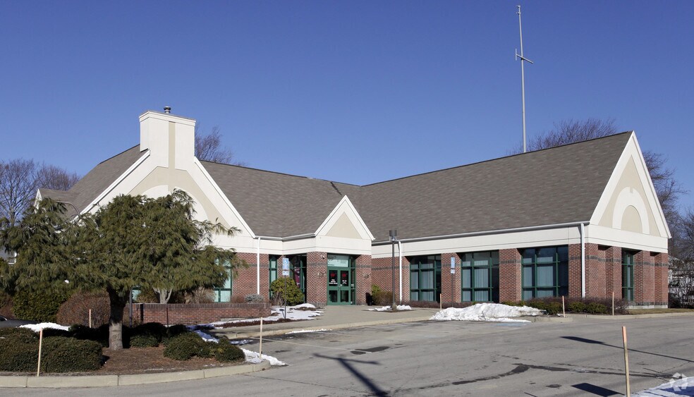 1035 Reservoir Ave, Cranston, RI à vendre - Photo du bâtiment - Image 3 de 5