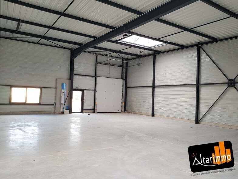 Flex in Dreux for lease - Building Photo - Image 2 of 3
