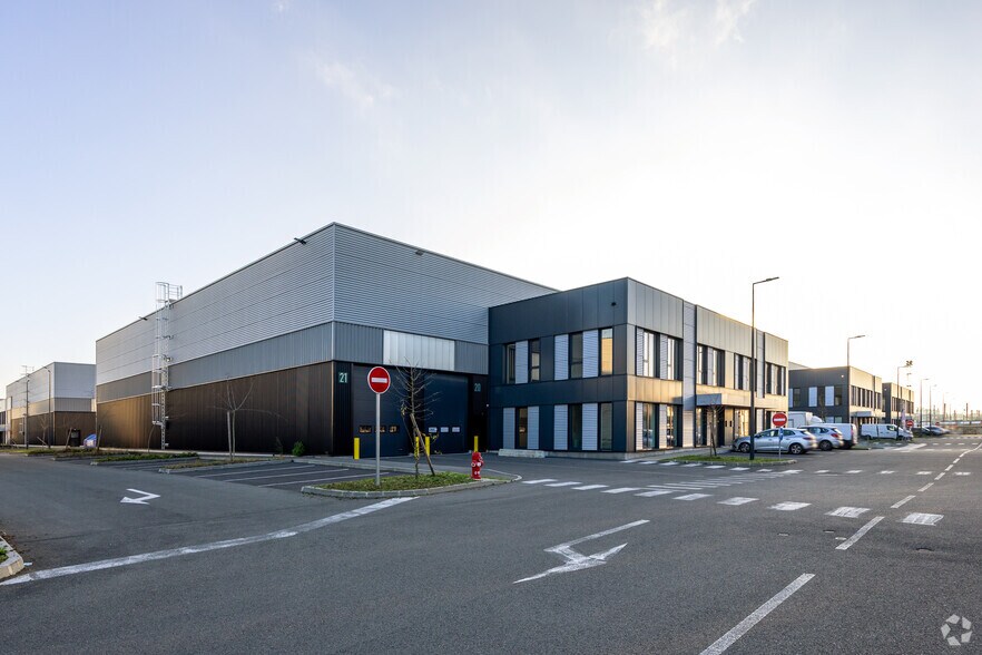 51 Rue Du Commandant Rolland, Le Bourget à louer - Photo du bâtiment - Image 1 de 1