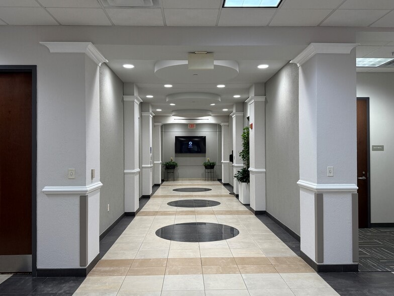 200 Carillon Pkwy, Saint Petersburg, FL for lease - Building Photo - Image 3 of 18