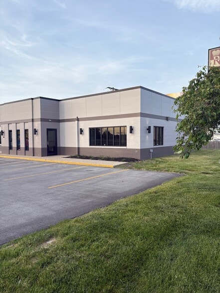 119 W Ireland Rd, South Bend, IN for lease - Building Photo - Image 2 of 16