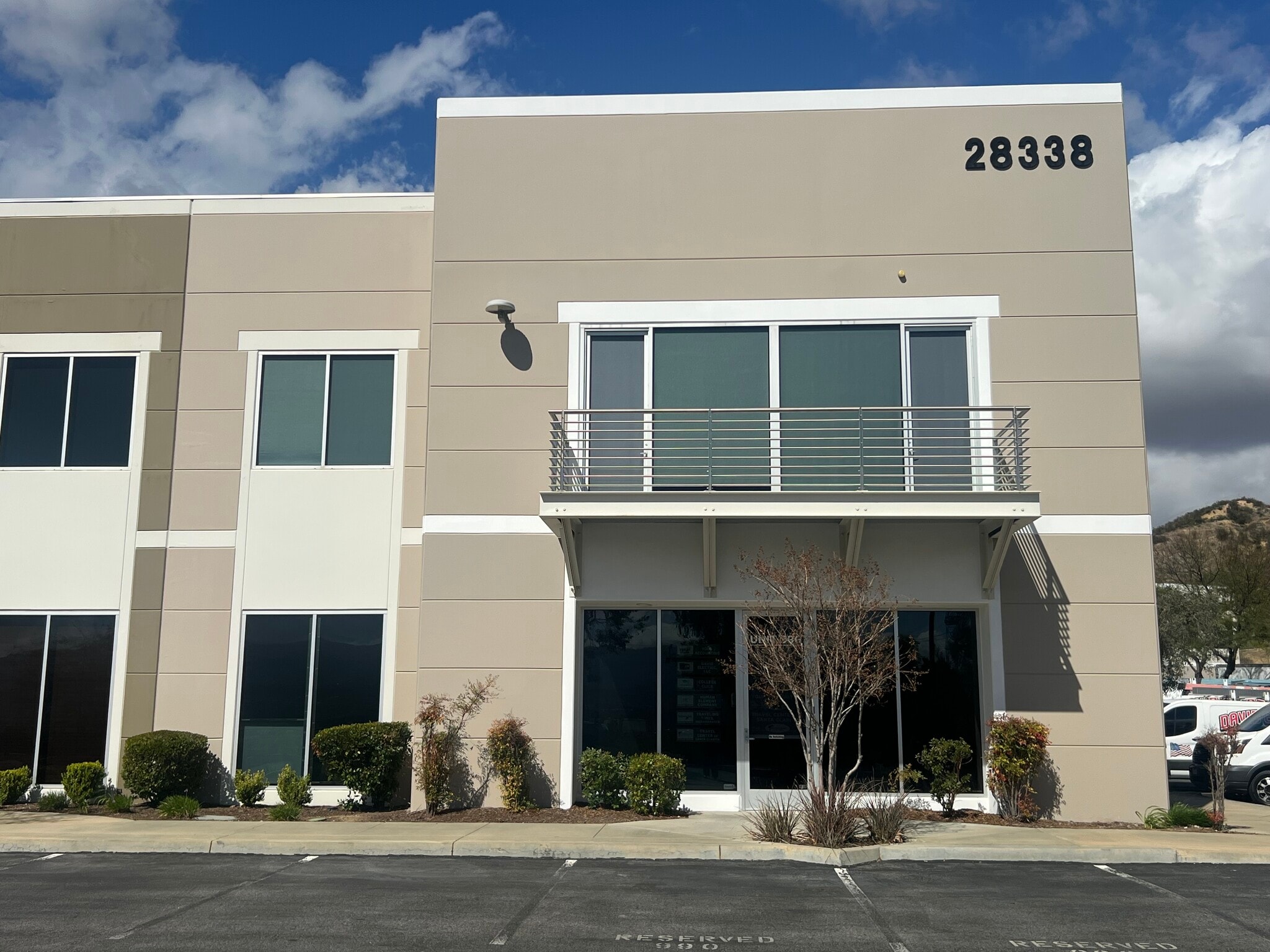 28338 Constellation Rd, Valencia, CA à louer Photo du bâtiment- Image 1 de 4