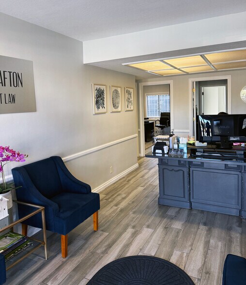 810 E Charleston Blvd, Las Vegas, NV à vendre - Photo du bâtiment - Image 3 de 11