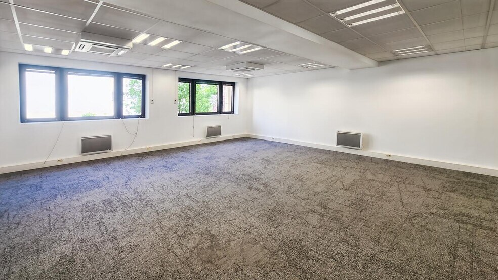 Bureau dans Neuilly-sur-Seine à louer - Photo du bâtiment - Image 1 de 9
