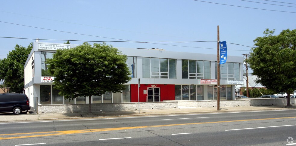 600 Hempstead Tpke, West Hempstead, NY for lease - Building Photo - Image 2 of 7